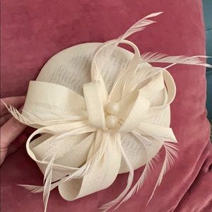 White/cream garden or derby fascinatior (hat)
